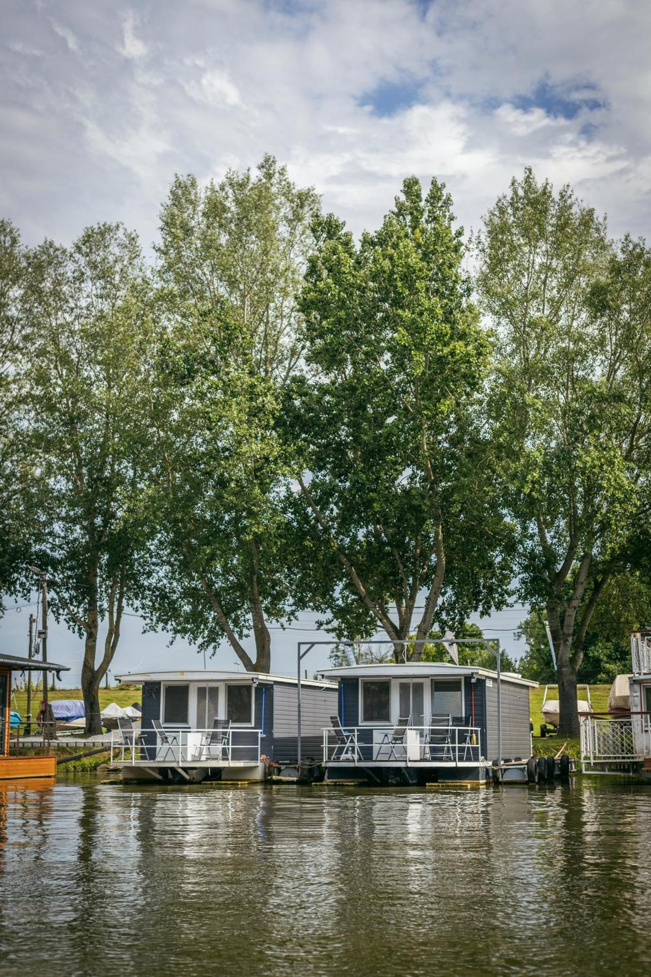 Lakohajo, Uszohaz - Tisza-To Hotel Tiszafured Luaran gambar