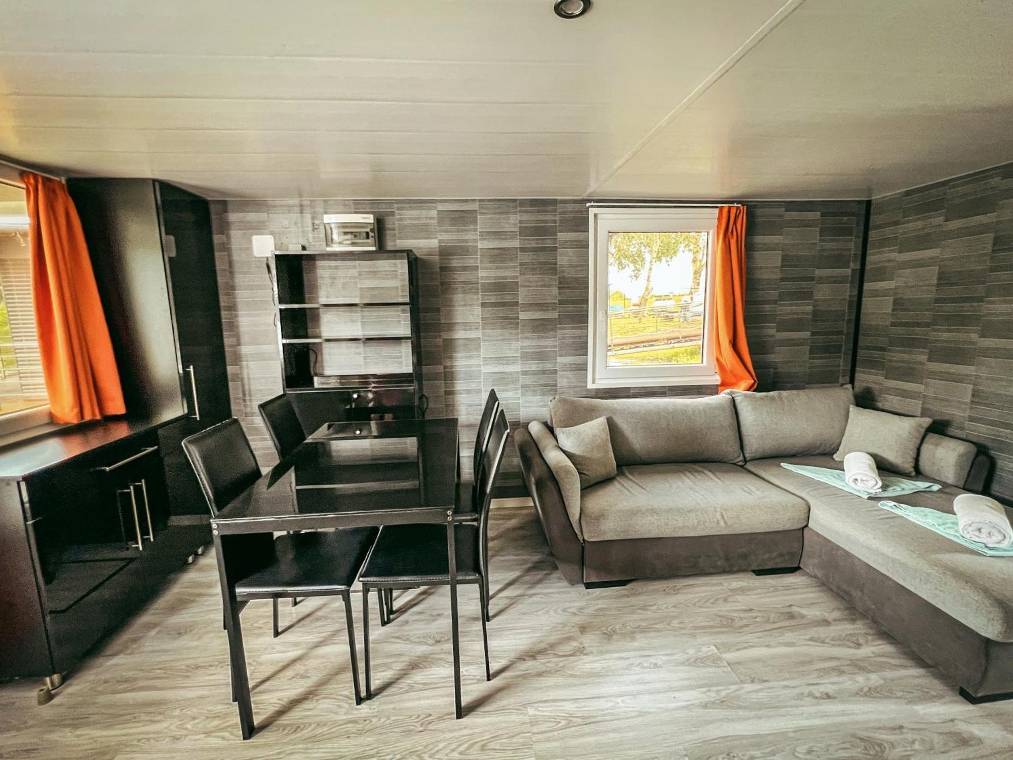 Lakohajo, Uszohaz - Tisza-To Hotel Tiszafured Luaran gambar