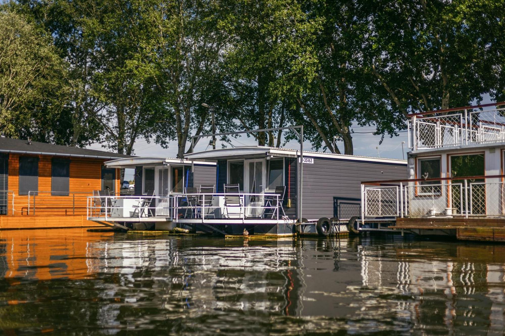 Lakohajo, Uszohaz - Tisza-To Hotel Tiszafured Luaran gambar