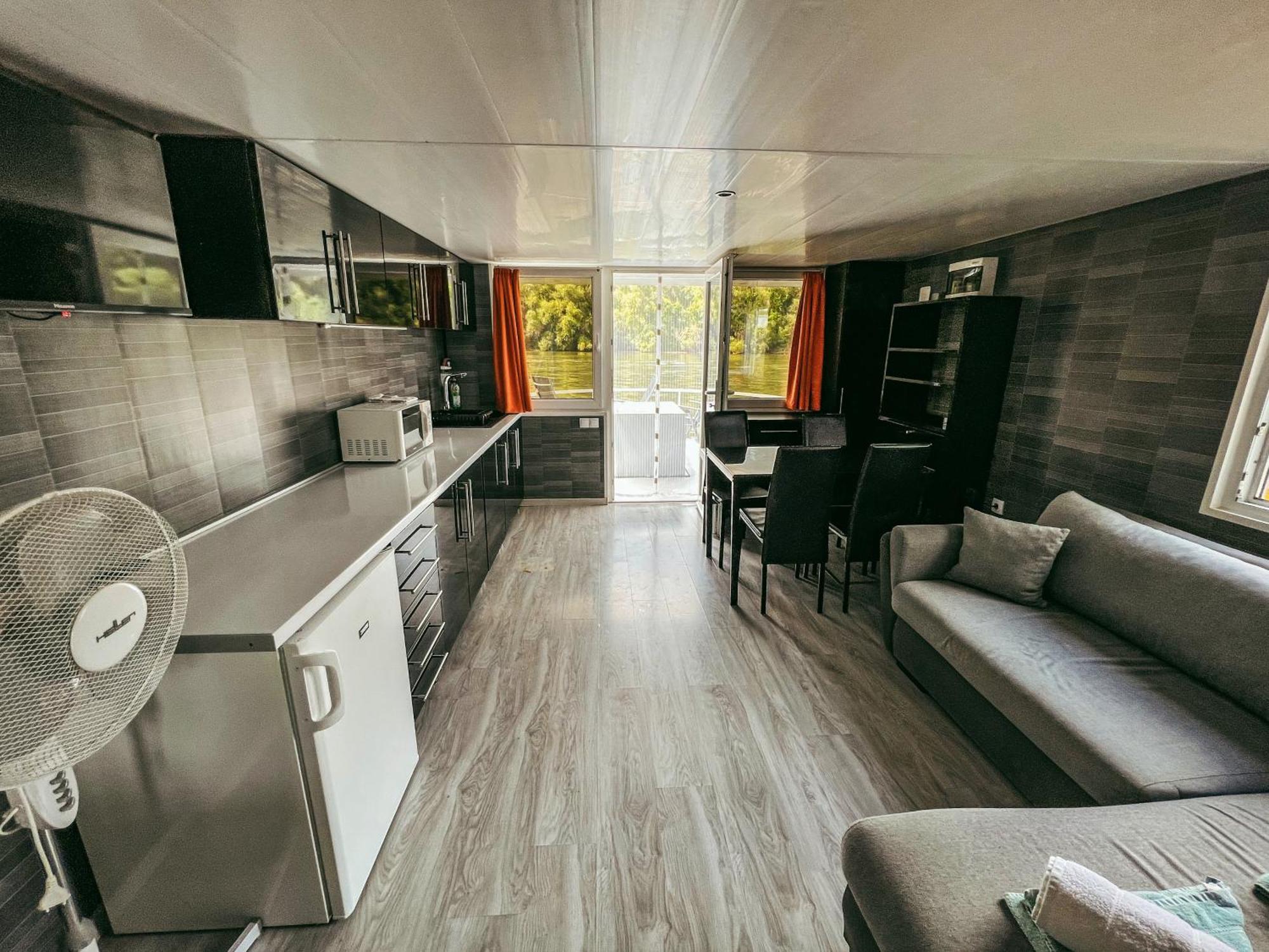 Lakohajo, Uszohaz - Tisza-To Hotel Tiszafured Luaran gambar